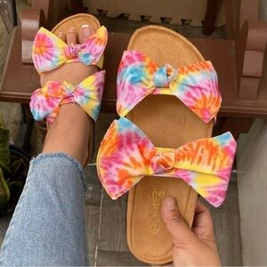 Tie-dye double bow slides. 6.5